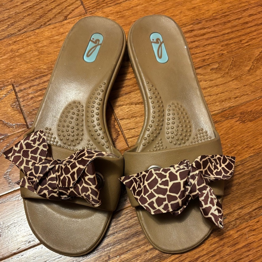 OKA b. Madison Slide Brown Tan Leopard Bow Sandals Women’s Size Medium 8.5-9.5